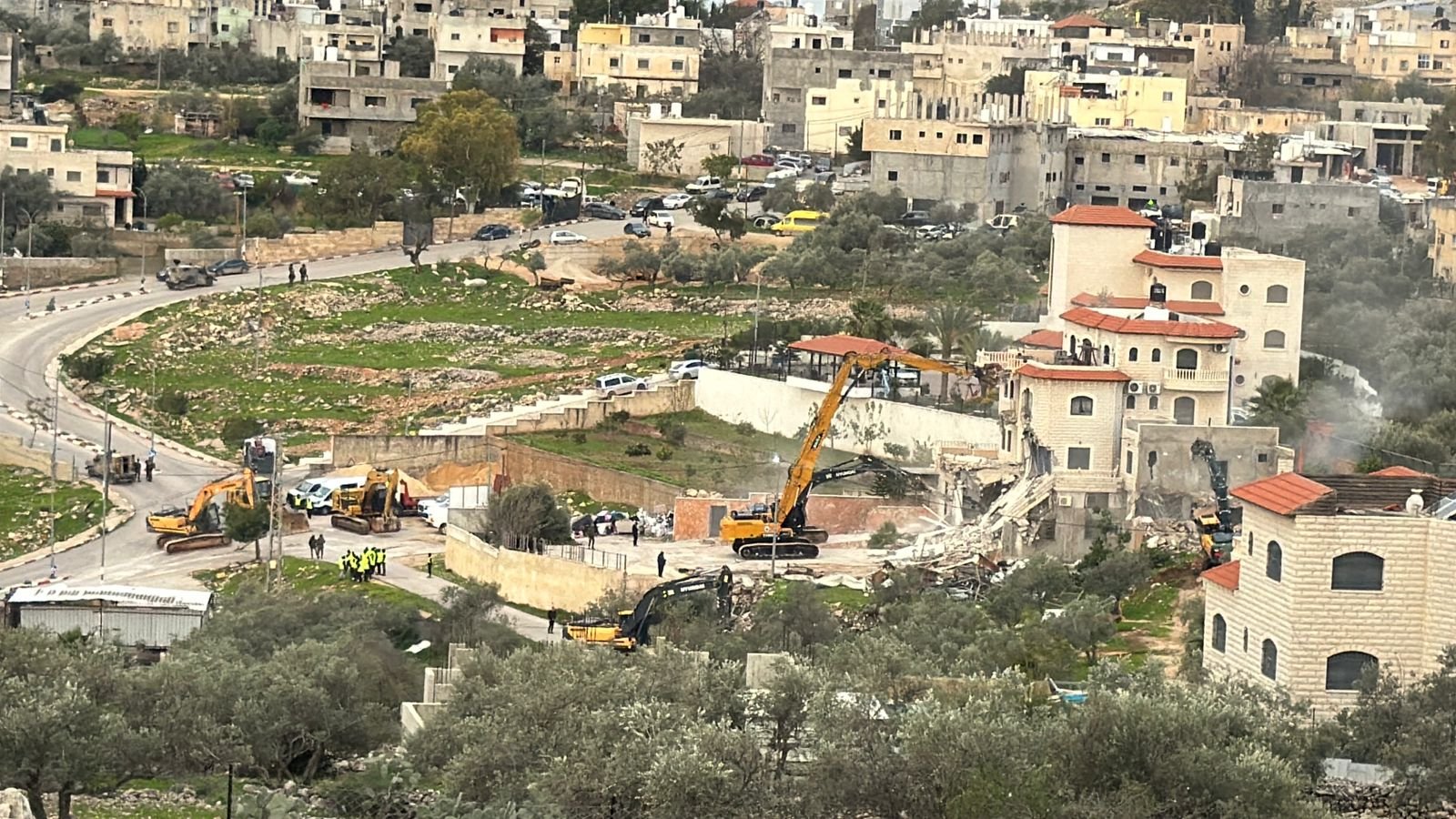 تمهيدا لشق شارع نسيح الحياة الاستيطاني....سلطات الاحتلال  تخطر بهدم 50 محلا تجاريا ومنشأة في العيزرية
